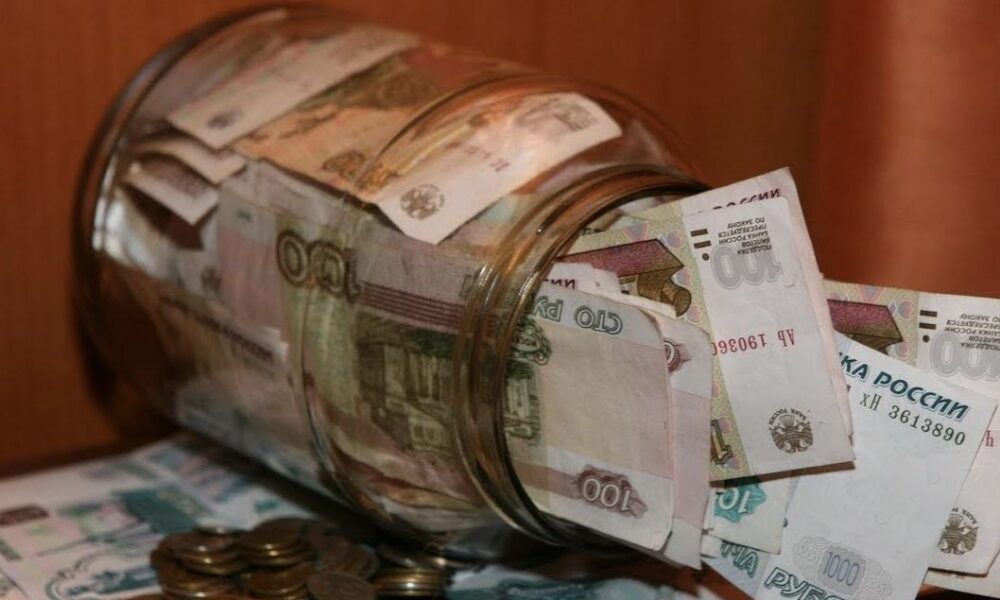 деньги в стеклянной банке