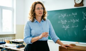 Учительница в школе