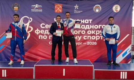 Никита Петров (справа)