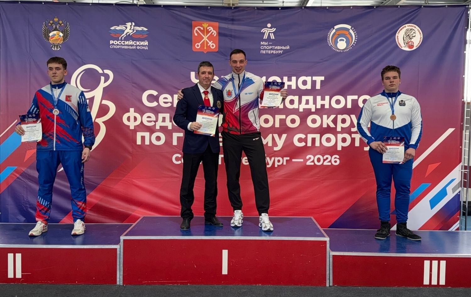 Никита Петров (справа)
