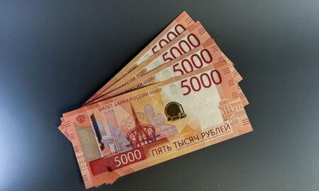 Деньги лежат на столе