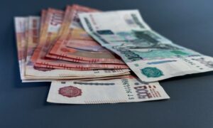 Деньги лежат на столе