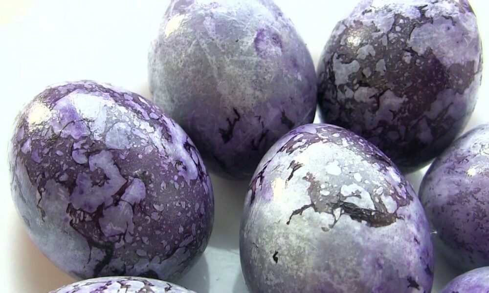 космический эффект на крашеных яйцах