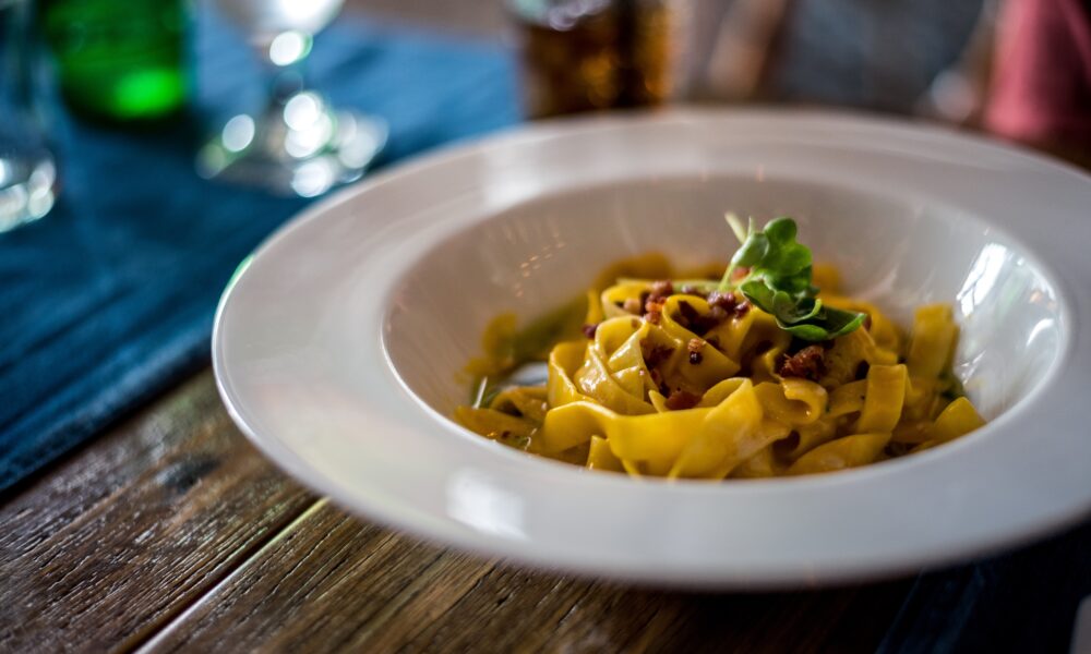 В тарелке еда