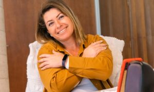 женщина в горчичной рубашке