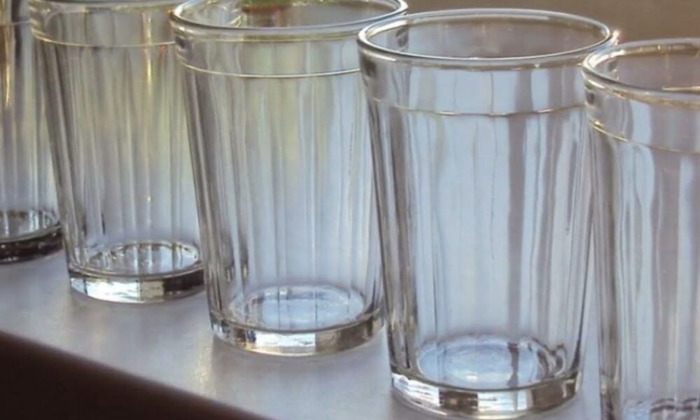 линия из граненых стаканов