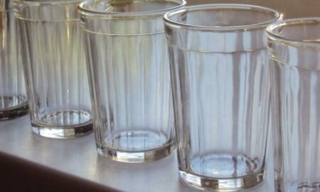 линия из граненых стаканов