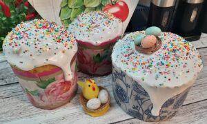 три кулича с яркой посыпкой