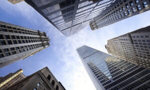 вид на небоскребы снизу