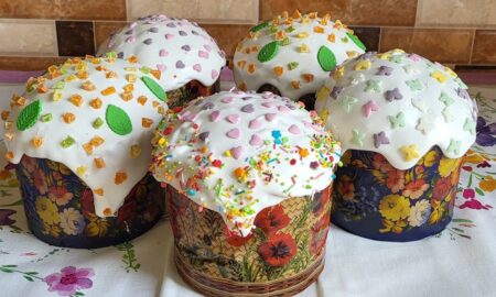 четыре пасхальных кулича с нарядной посыпкой