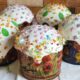 четыре пасхальных кулича с нарядной посыпкой