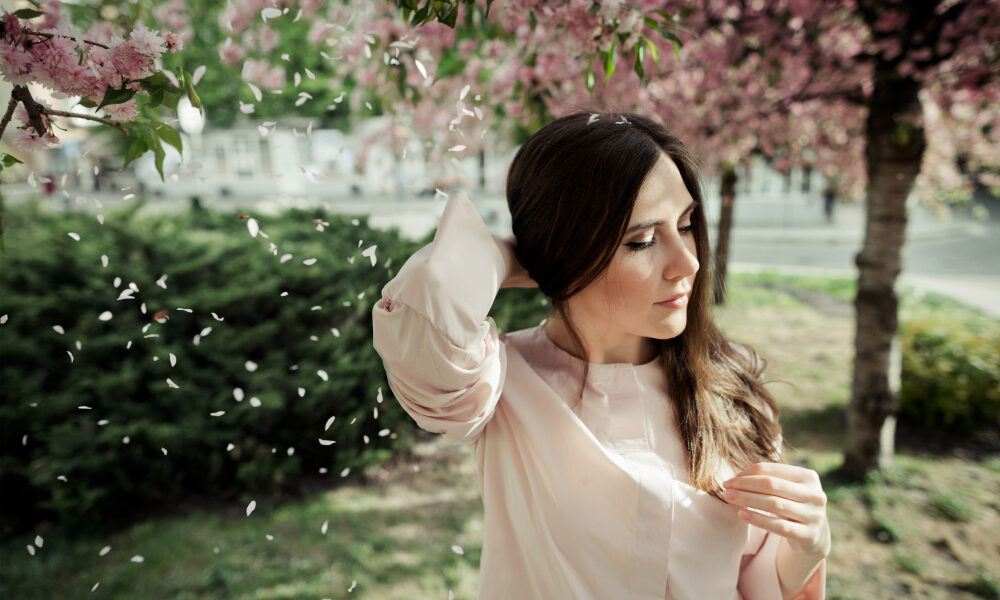 Девушка на фоне цветущей сакуры