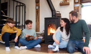 Семья дома у камина.