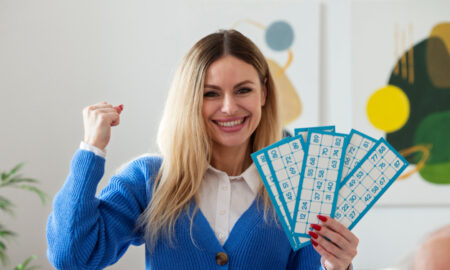 Счастливая девушка с лотерейными билетами.