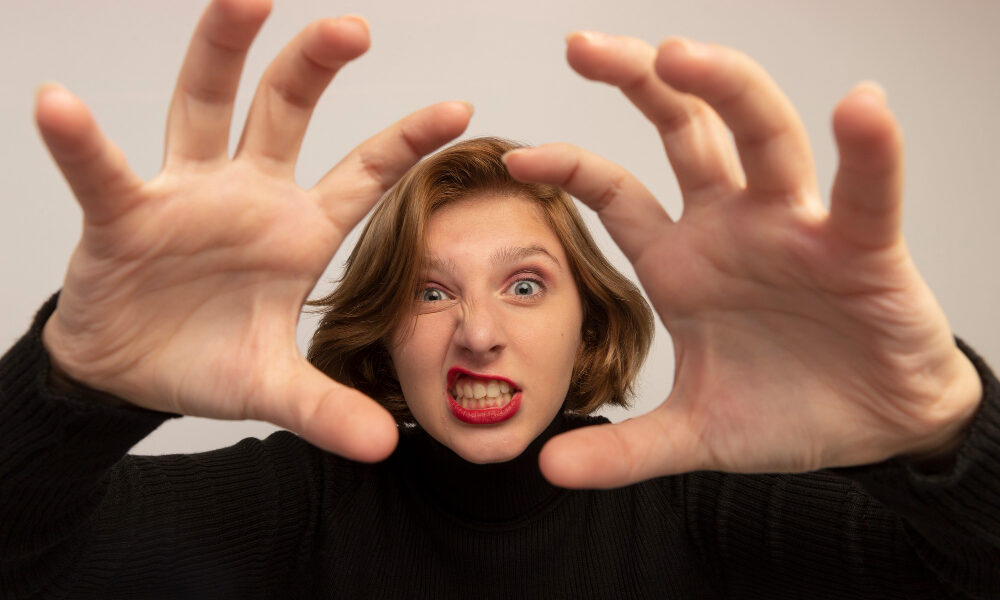 Девушка нервничает и ярко демонстрирует эмоции.