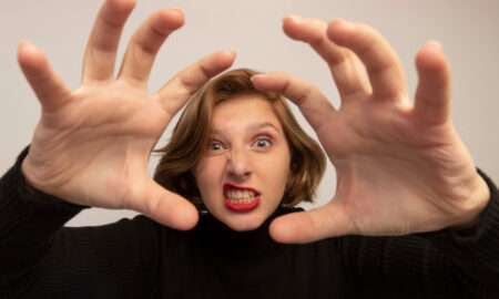 Девушка нервничает и ярко демонстрирует эмоции.