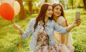 Девушки гуляют в парке весной