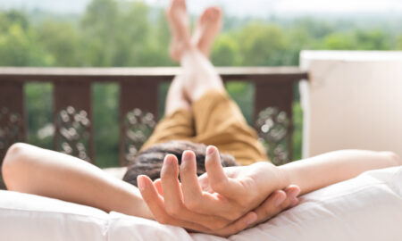 Человек отдыхает на террасе.