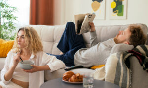 Парень лежит на