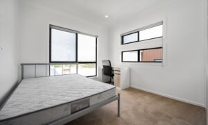 пустая комната с кроватью и новым матрасом