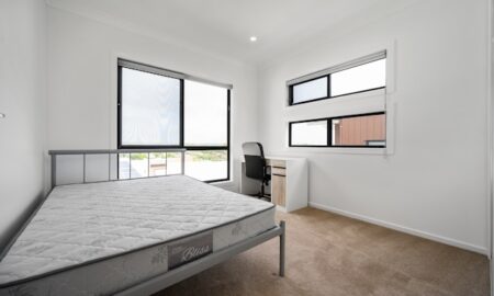 пустая комната с кроватью и новым матрасом