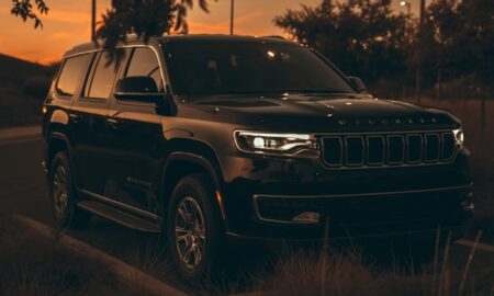 большой внедорожник на закате