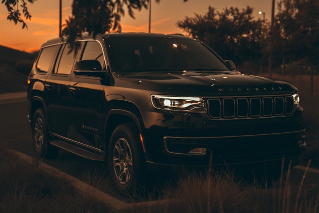 большой внедорожник на закате