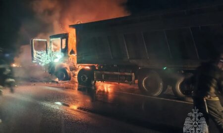 Огонь уничтожил грузовик