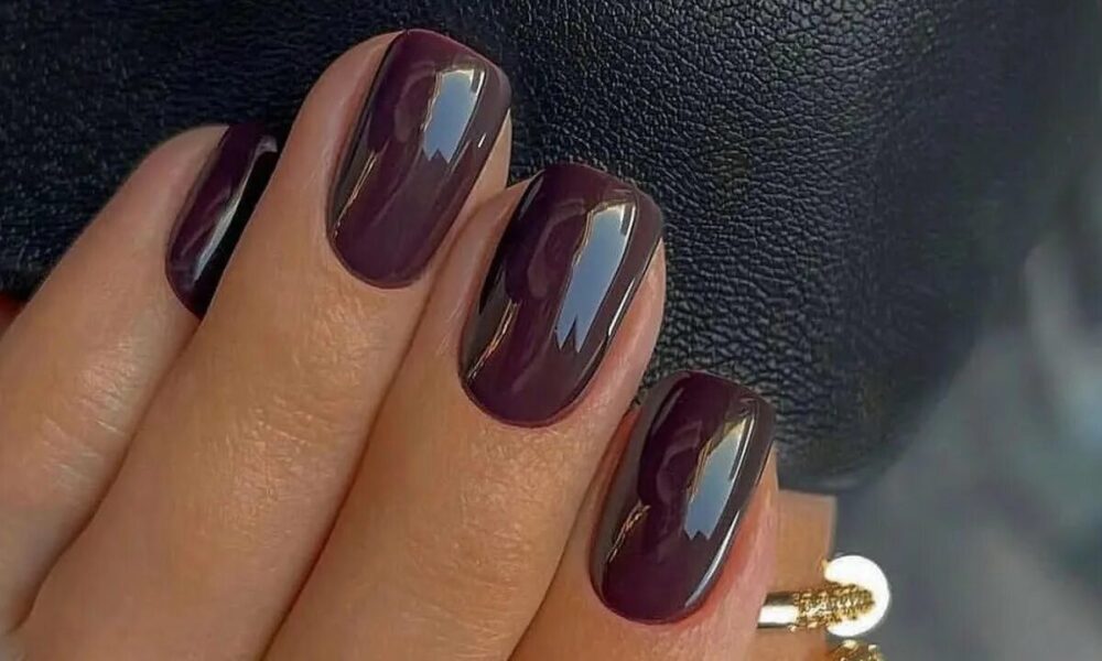 Бордовый маникюр