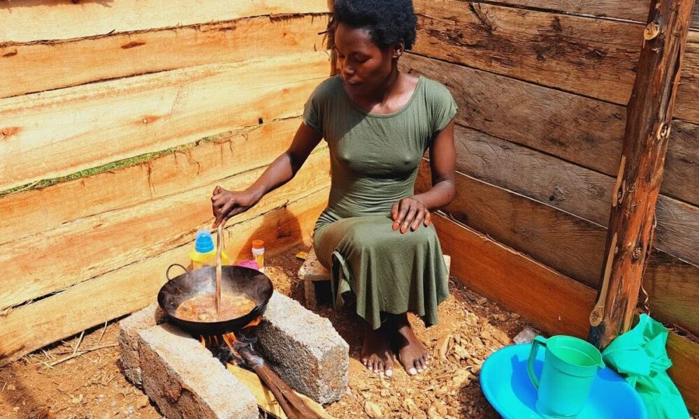 Женщина готовит еду на улице