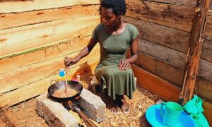 Женщина готовит еду на улице