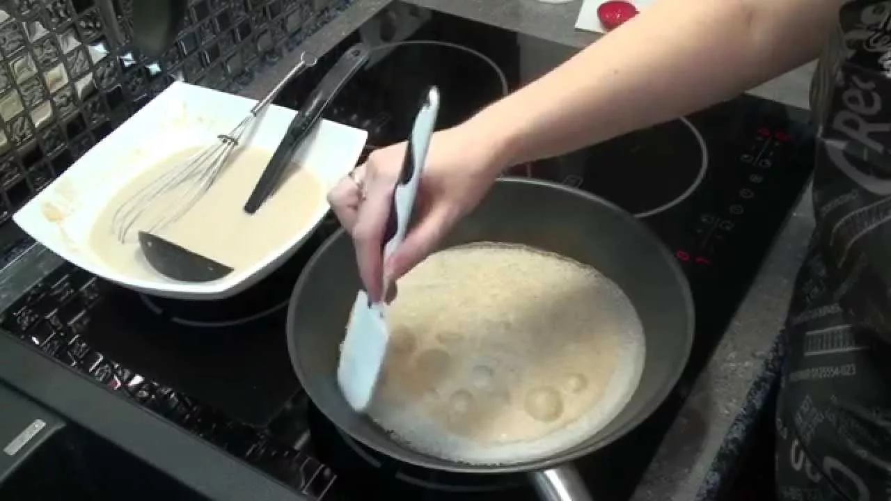 Домохозяйка жарит блины