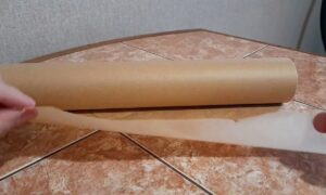 Бумага для выпечки на столе