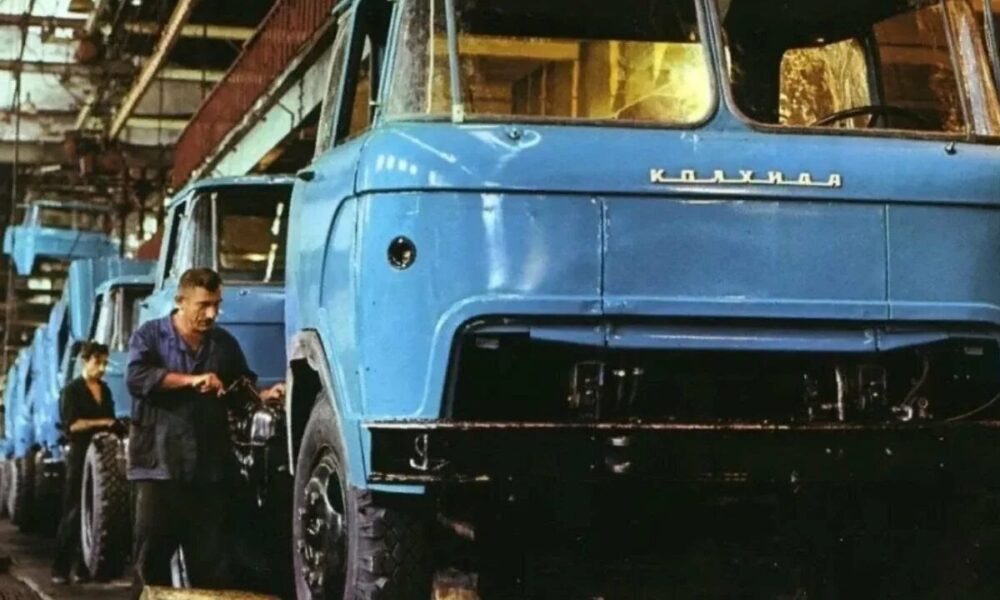 Сборка грузовиков на советском заводе