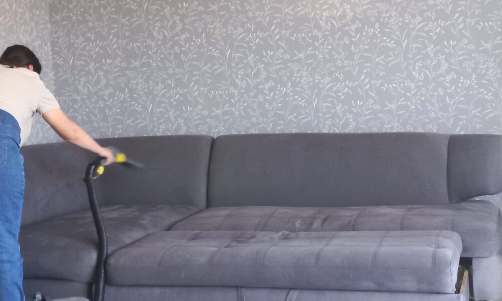 Женщина чистит старый диван