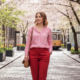 Девушка гуляет в красных брюках