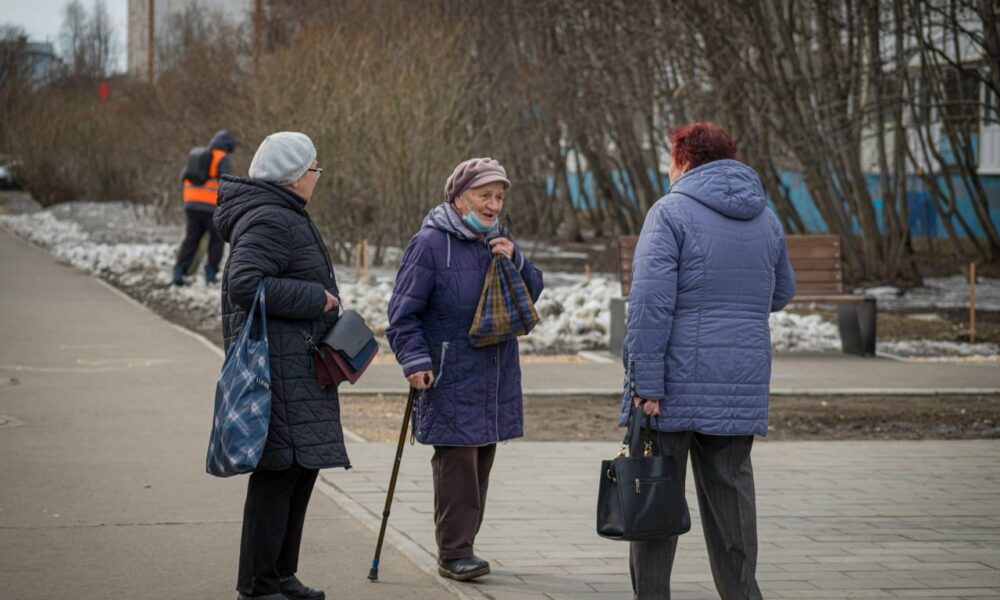 Пенсионеры беседуют в парке