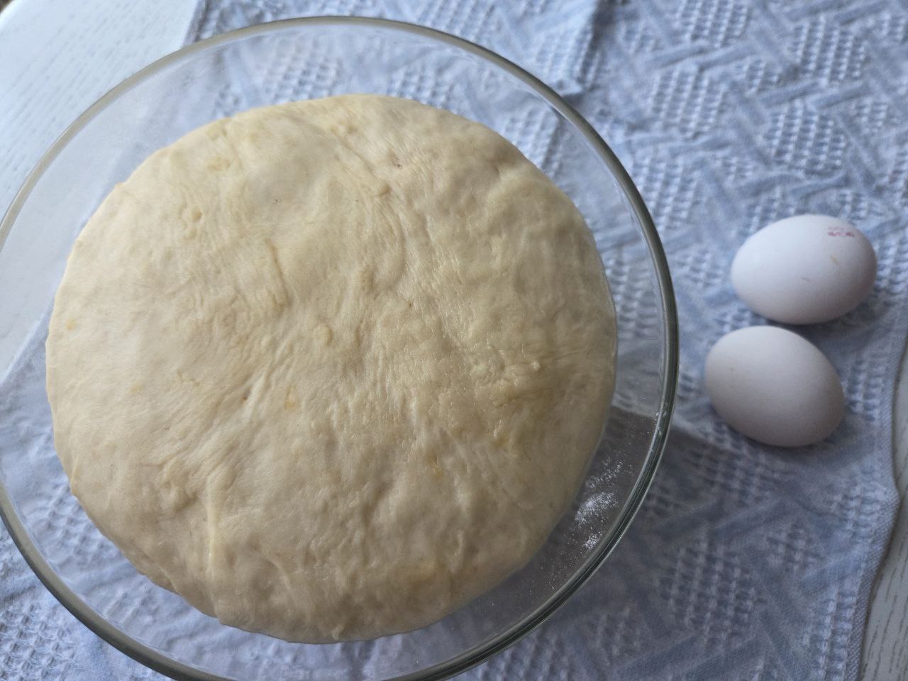 Готовое тесто в миске