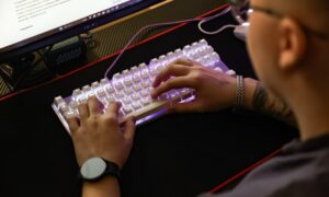 Мужчина работает за компьютер