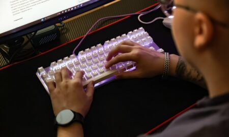 Мужчина работает за компьютер