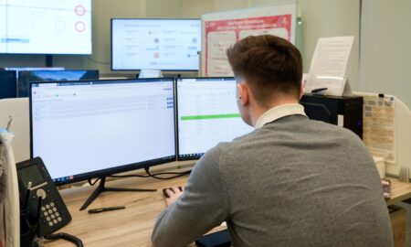 Человек за компьютером