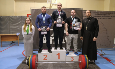 Виталий Щедров (в центре)