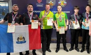 Новгородские дартсмены (слева)