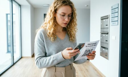 Россиянка оплачивает услуги ЖКХ