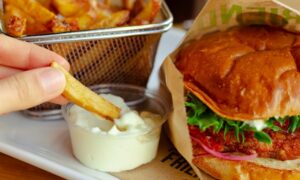 картошку фри окунают в майонез