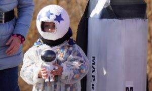 Ребенок с самодельной ракетой