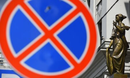 Статуя Фемиды на фасаде здания Верховного суда РФ в Москве.