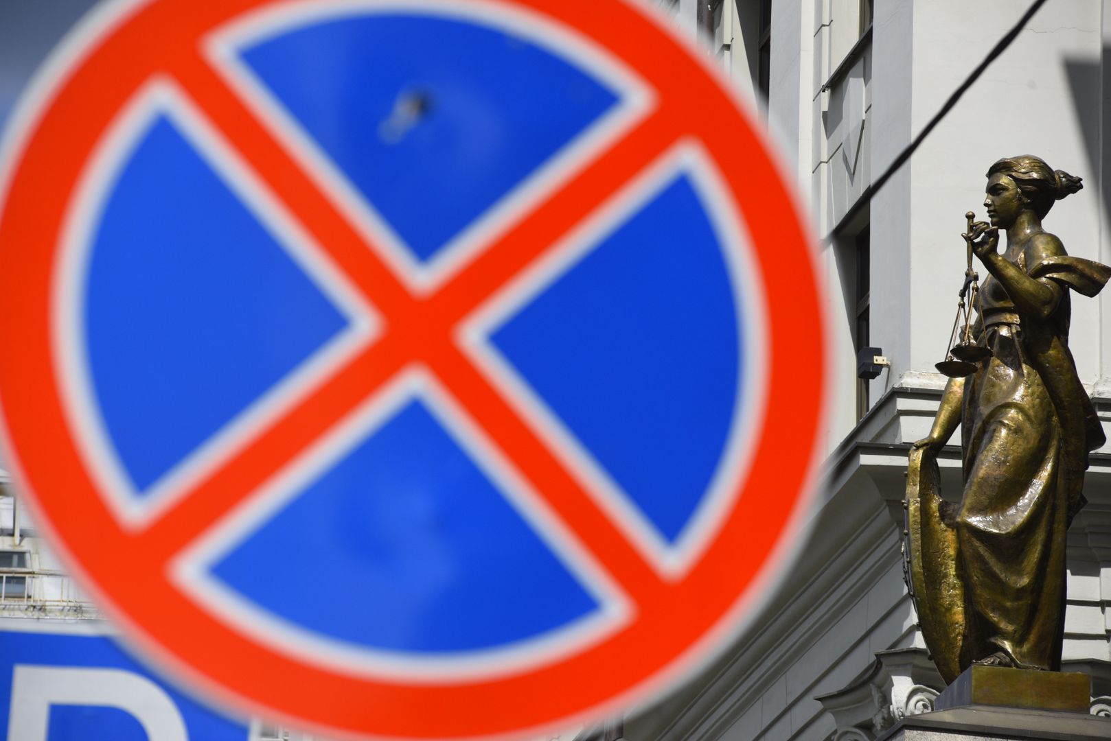 Статуя Фемиды на фасаде здания Верховного суда РФ в Москве.