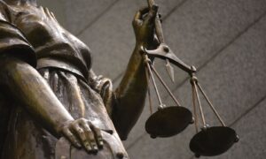 Статуя Фемиды на фасаде здания Верховного суда РФ в Москве.