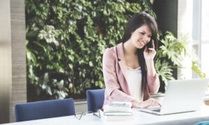 Девушка работает